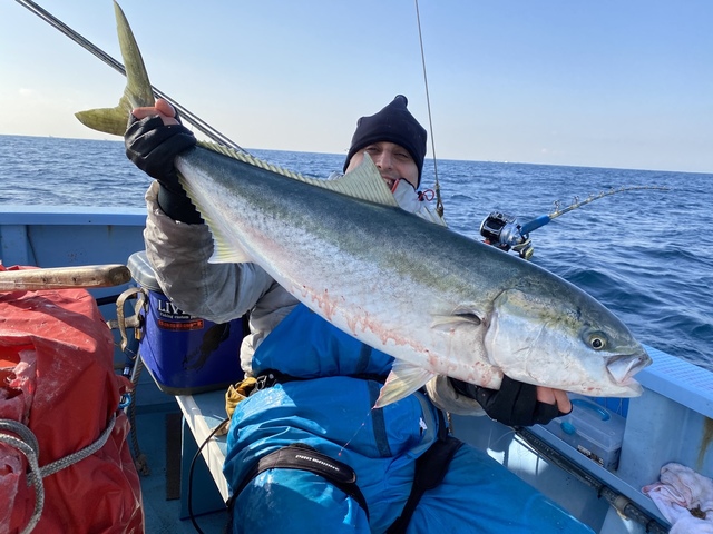 ブリ12 00kg 3匹 の釣果 年1月3日 太郎八丸 神奈川 松輪江奈漁港 船釣り予約 キャスティング船釣り予約