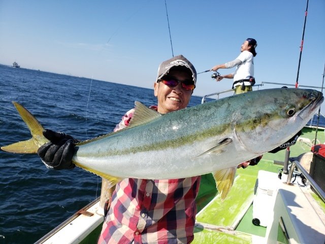 ブリ8 kg の釣果 年10月12日 鴨下丸 八幡橋 神奈川 堀割川 八幡橋 釣り船予約 釣割