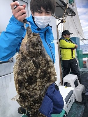 ヒラメ77cm 2匹 の釣果 21年3月24日 西原丸 和歌山 文里港 船釣り予約 キャスティング船釣り予約