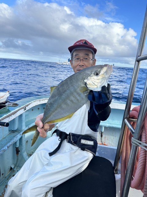 シマアジ