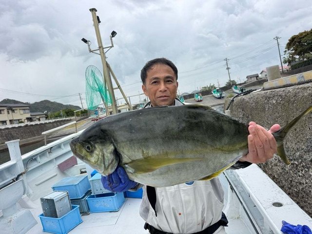 シマアジ