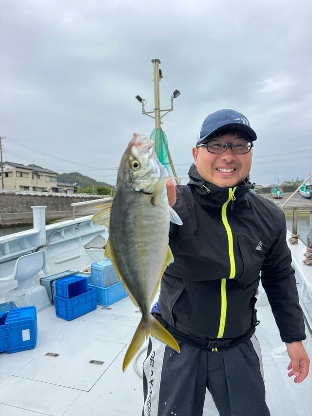 シマアジ