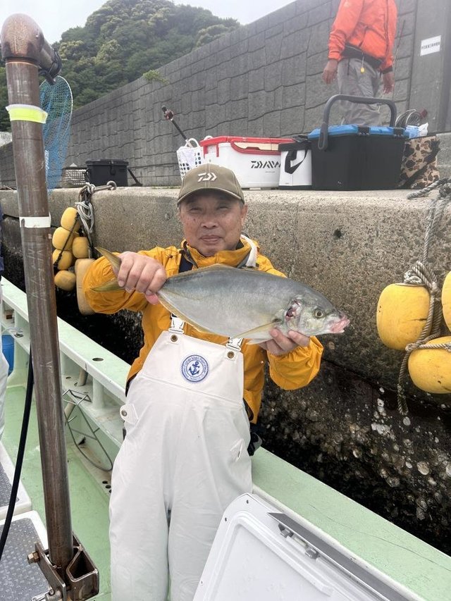 シマアジ