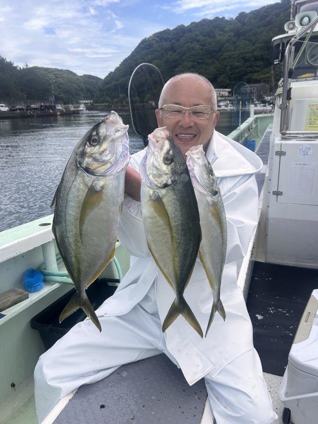 シマアジ