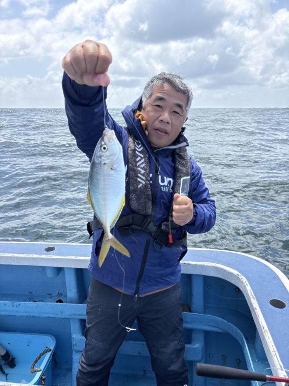 シマアジ