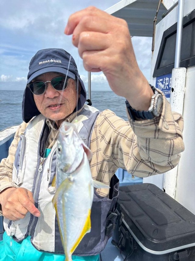 シマアジ