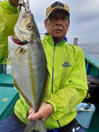 シマアジ