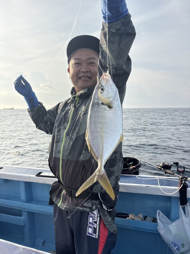 シマアジ