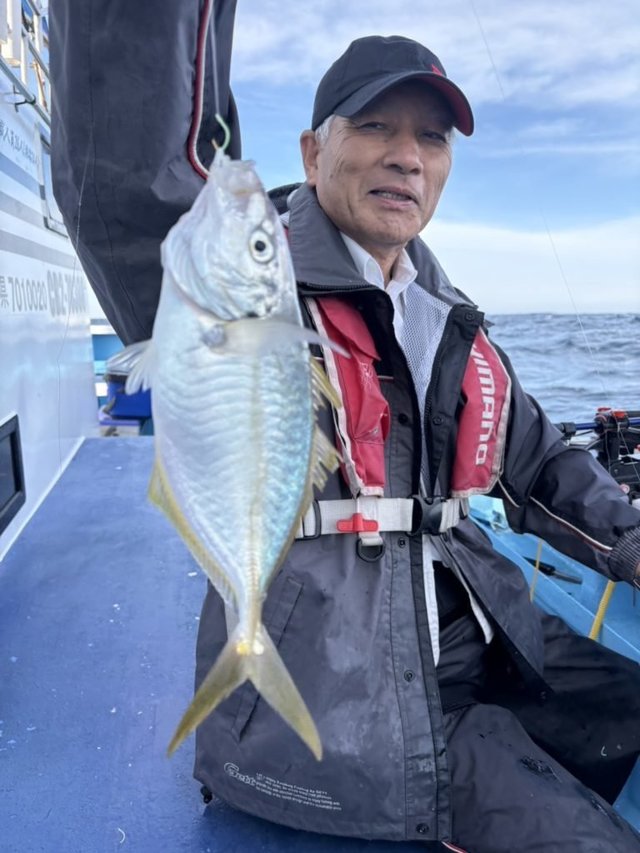 シマアジ