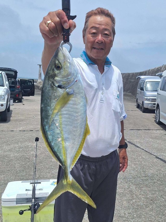 シマアジ