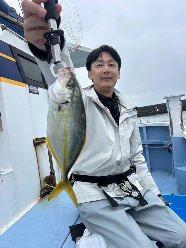 シマアジ