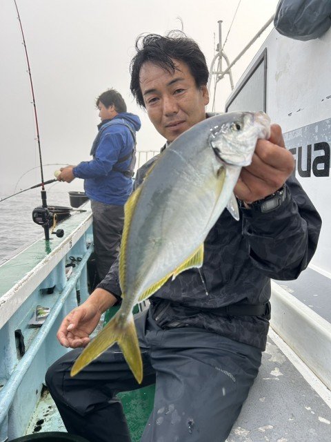 シマアジ