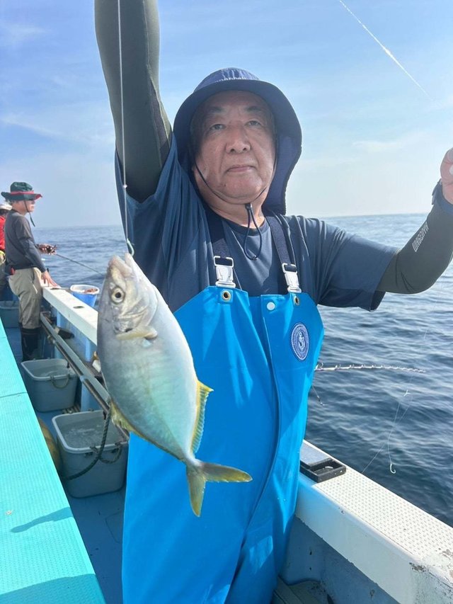 シマアジ