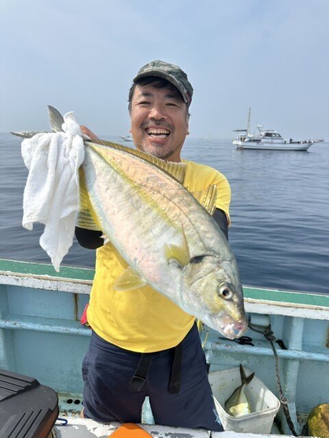 シマアジ