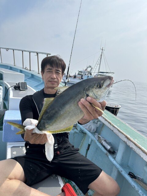 シマアジ