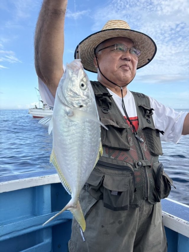 シマアジ