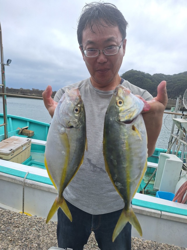 シマアジ