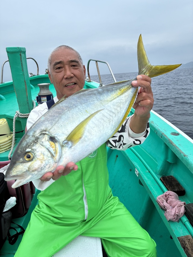 シマアジ