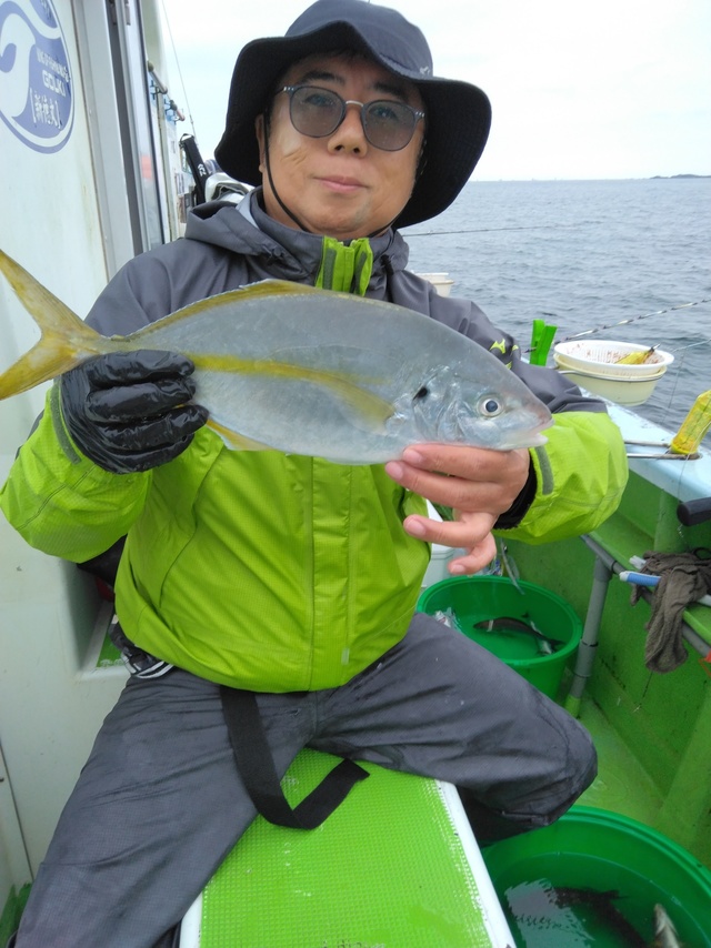シマアジ
