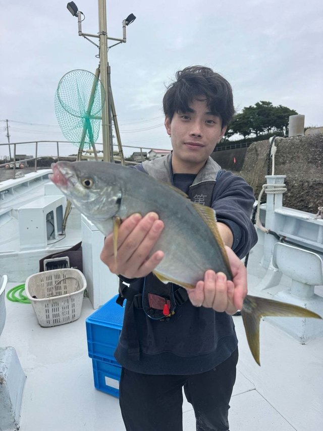 シマアジ