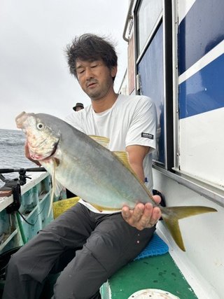 シマアジ