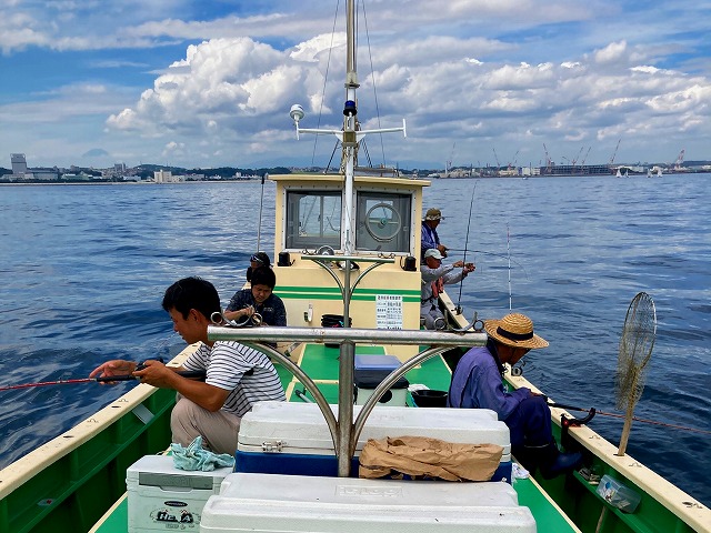 仕立 平日 浅草から東京湾へ アジ釣りプラン 初心者の方でも釣りやすいのでおすすめです 釣船井筒屋